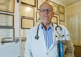 Un médico «analógico» que lleva 44 años con su consulta en Sevilla: «Apenas uso el ordenador, nunca me he tomado vacaciones y casi todos mis pacientes vienen sin cita»