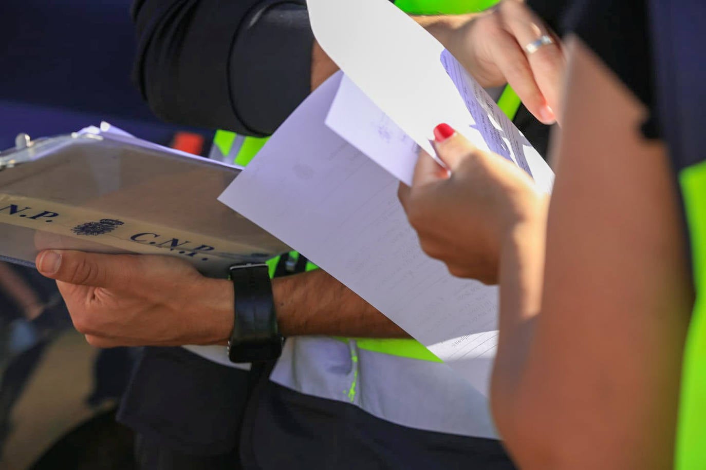 Los agentes inspeccionan una explotación agrícola en Villamanrique de la Condesa