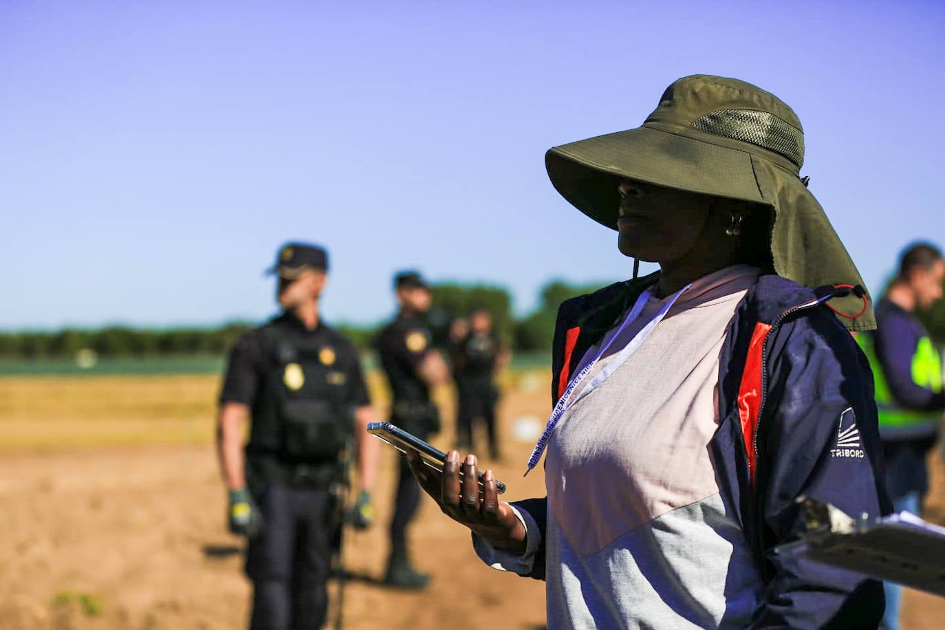 Los agentes inspeccionan una explotación agrícola en Villamanrique de la Condesa