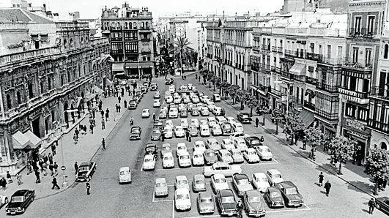 Vehículos aparcados en el aparcamiento que acogió la plaza durante buena parte de la segunda mitad del siglo XX