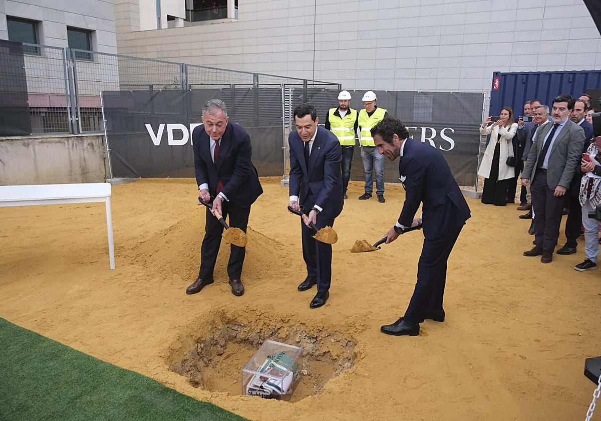 José Luis Sanz, Juanma Moreno Bonilla y Borja Vázquez ponen la primera piedra del edificio