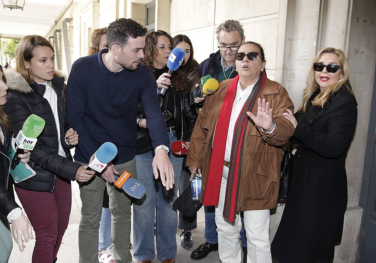 María del Monte e Inmaculada Casal atendieron a los medios tras declarar en el juzgado el 16 de febrero