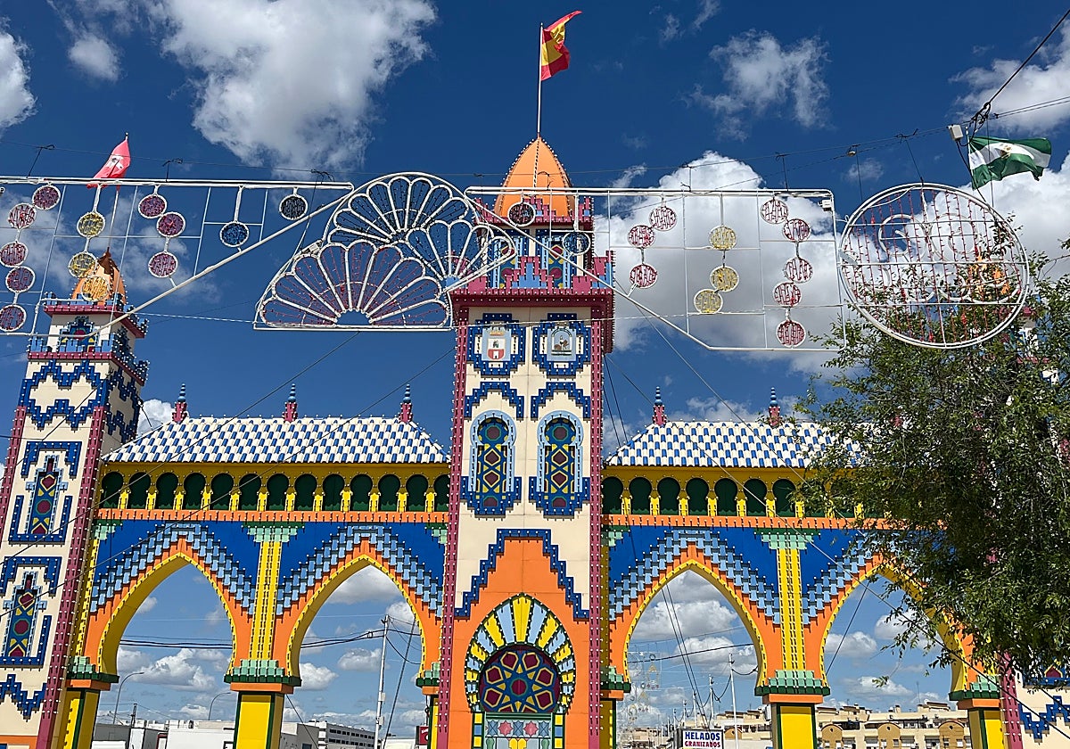 Portada principal de la Feria de Dos Hermanas, que representa el Palacio de Alpériz