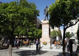 En fotos, la parada militar en homenaje a los héroes del Dos de Mayo en la plaza de la Gavidia de Sevilla