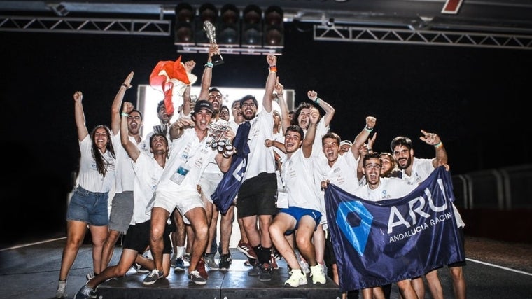 El equipo ARUS celebrando el tercer puesto en la clasificación general de 2022