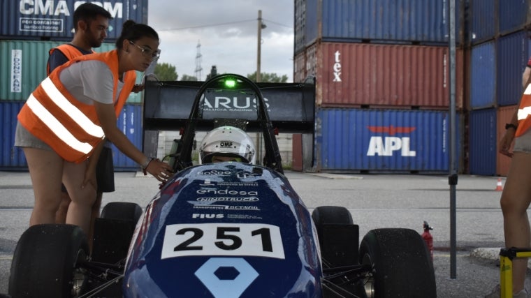 Revisión del vehículo antes de competir en las pruebas de Fórmula Student
