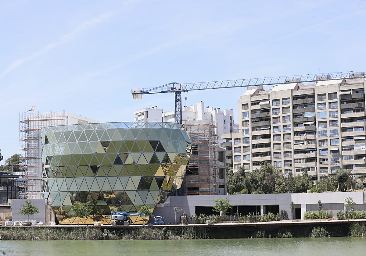 El edificio principal del Jardín de las Cigarreras, ya con la cubierta de cristal instalada