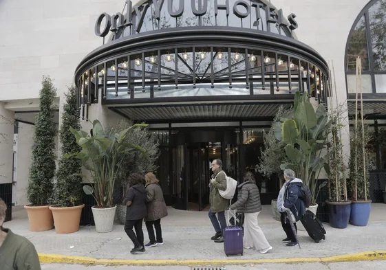 Turistas a las puertas de un hotel en Sevilla