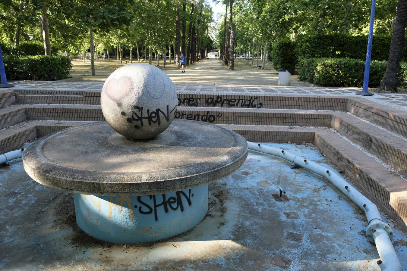 Deterioro y abandono en la orilla del río a su paso por La Cartuja y en el Paseo de Juan Carlos I