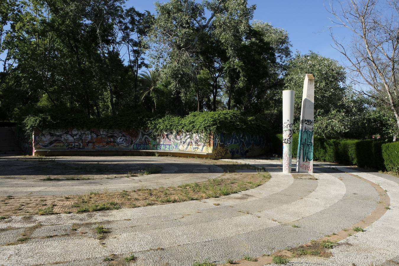 Deterioro y abandono en la orilla del río a su paso por La Cartuja y en el Paseo de Juan Carlos I