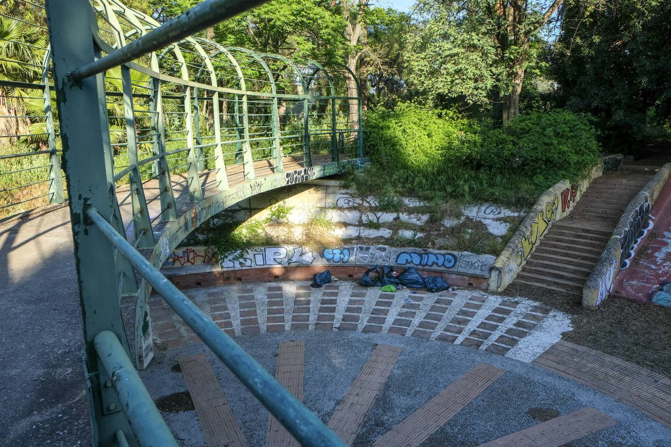Deterioro y abandono en la orilla del río a su paso por La Cartuja y en el Paseo de Juan Carlos I
