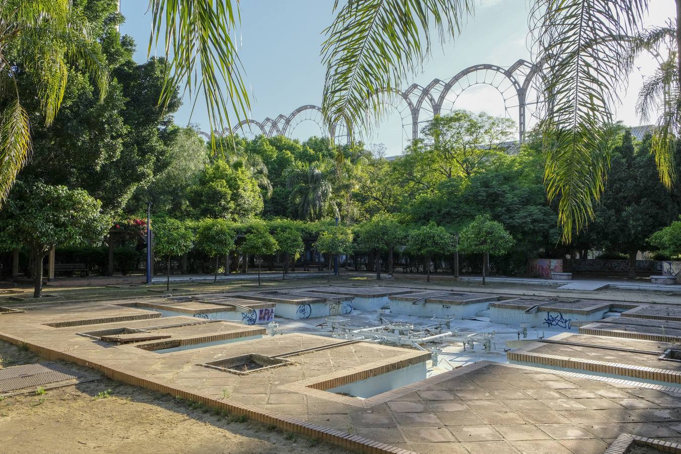 Deterioro y abandono en la orilla del río a su paso por La Cartuja y en el Paseo de Juan Carlos I