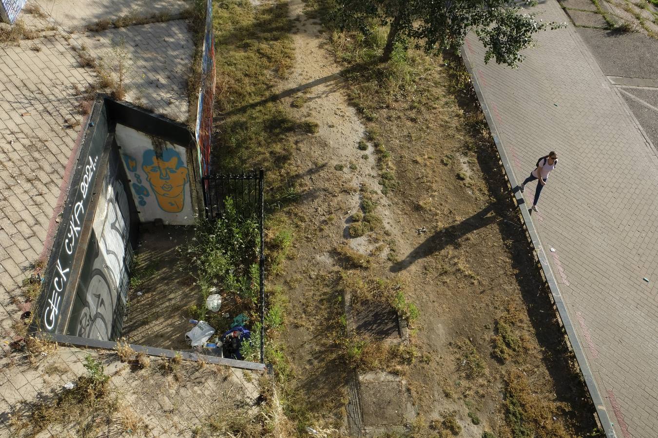 Deterioro y abandono en la orilla del río a su paso por La Cartuja y en el Paseo de Juan Carlos I