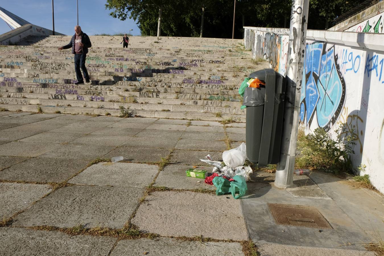 Deterioro y abandono en la orilla del río a su paso por La Cartuja y en el Paseo de Juan Carlos I