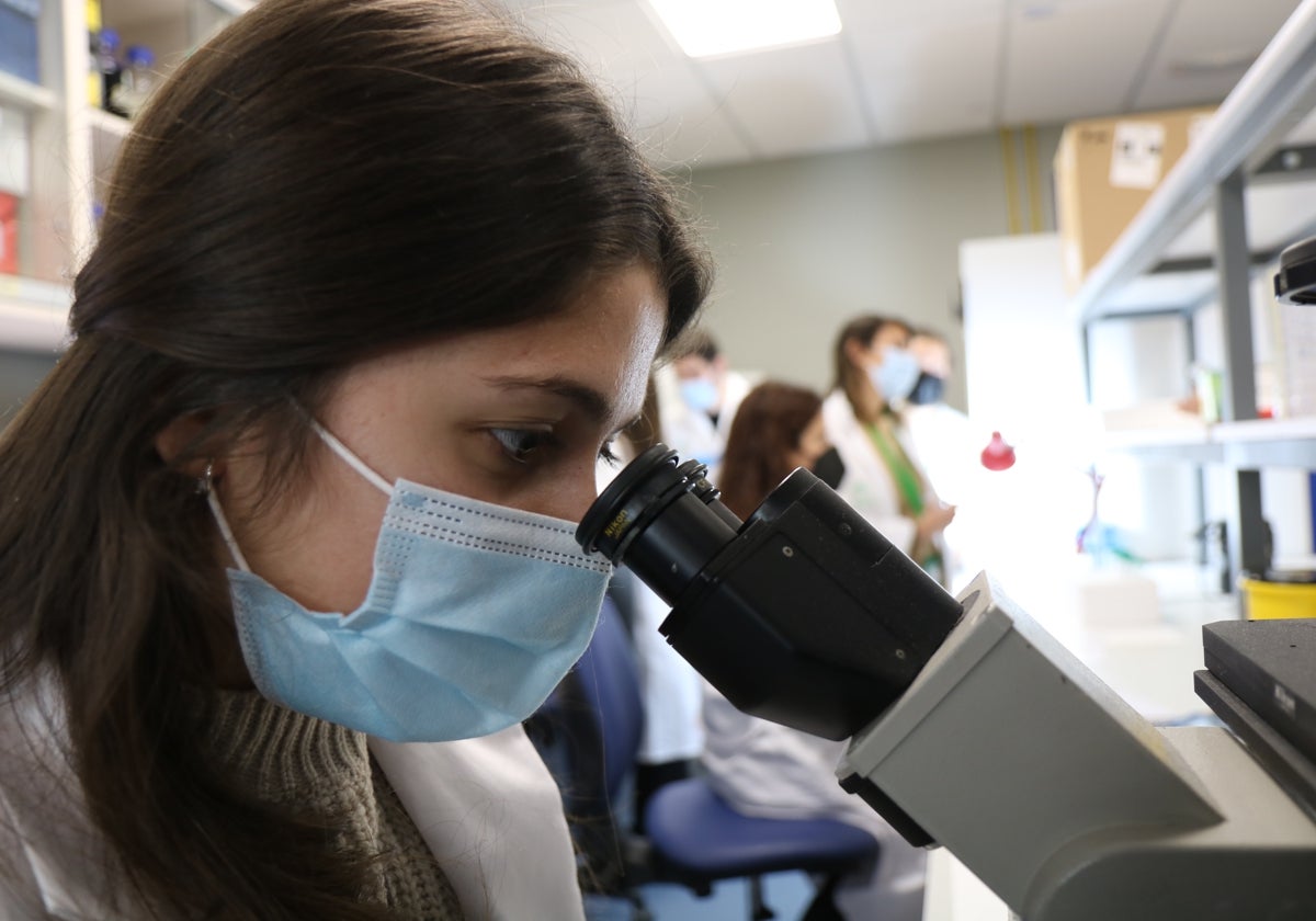 Una investigadora del Instituto de Biomedicina de Sevilla