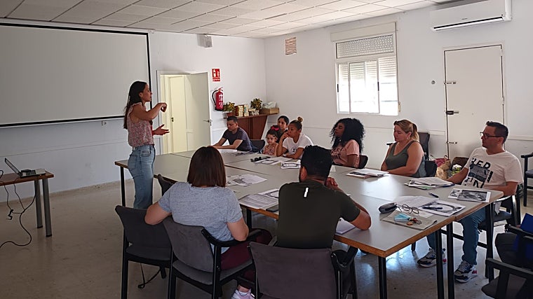 La enfermera voluntaria Carmen Flores Navarro impartiendo uno de estos talleres en las instalaciones de la parroquia de la Blanca Paloma en el barrio sevillano de los Pajaritos