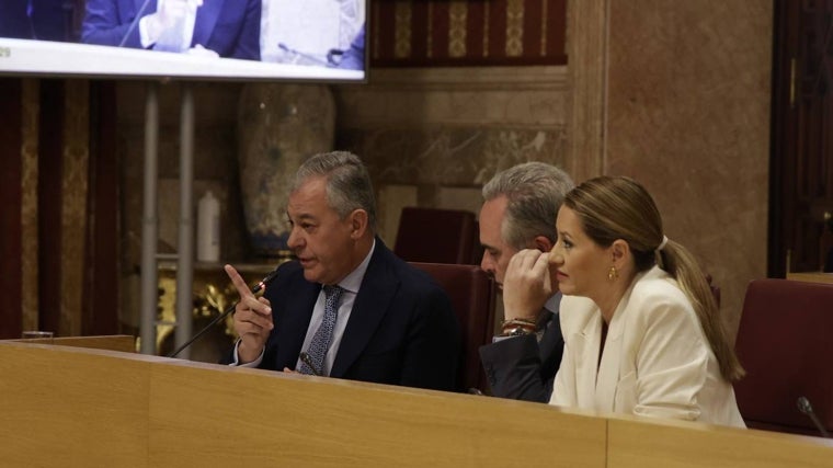 José Luis Sanz durante su intervención en el Pleno, junto a Juan Bueno y Minerva Salas