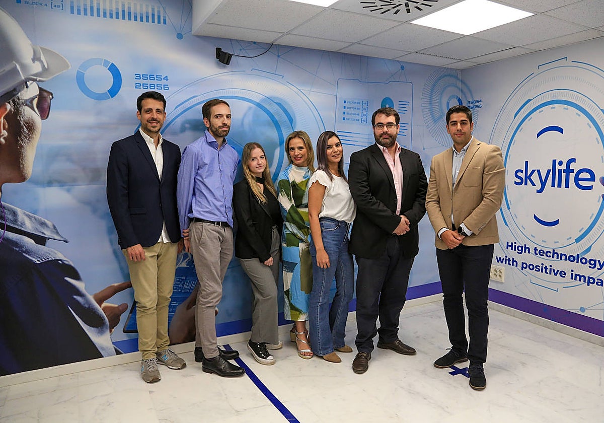 María Ángeles Martín, en el centro, junto a parte del equipo de Skylife Engineering que se ocupará del contrato para el Eurodrone.