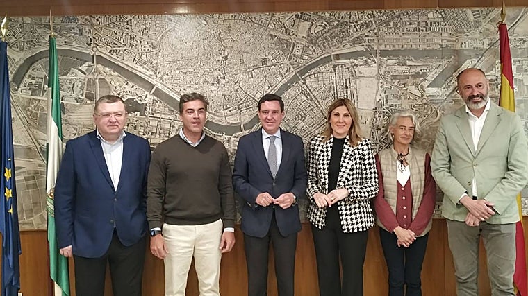El delegado de Urbanismo, Juan de la Rosa, junto a los cuatro decanos y el gerente de Urbanismo, Fernández Vázquez (en la derecha)