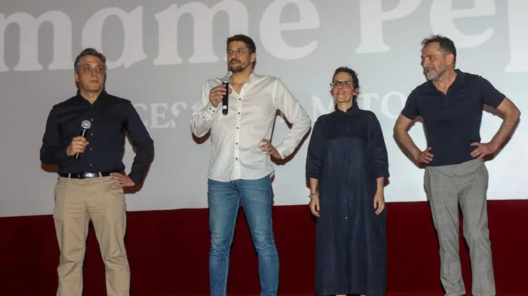 El equipo del documental en su estreno en el Cine Cervantes