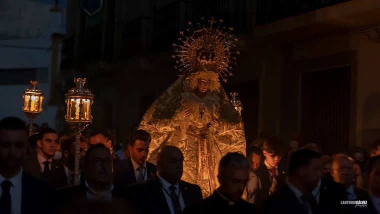 La Virgen de las Angustias portada por ocho hermanos en la procesión