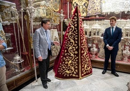 Pasión restaura el manto rojo de la Virgen de la Merced