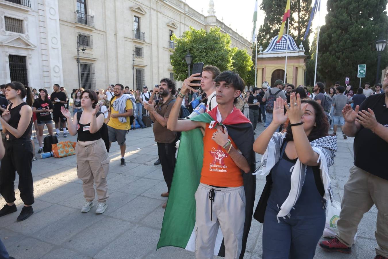 Los estudiantes han desplegado la bandera de Palestina y han intentado quitar las vallas que ha instalado la Universidad