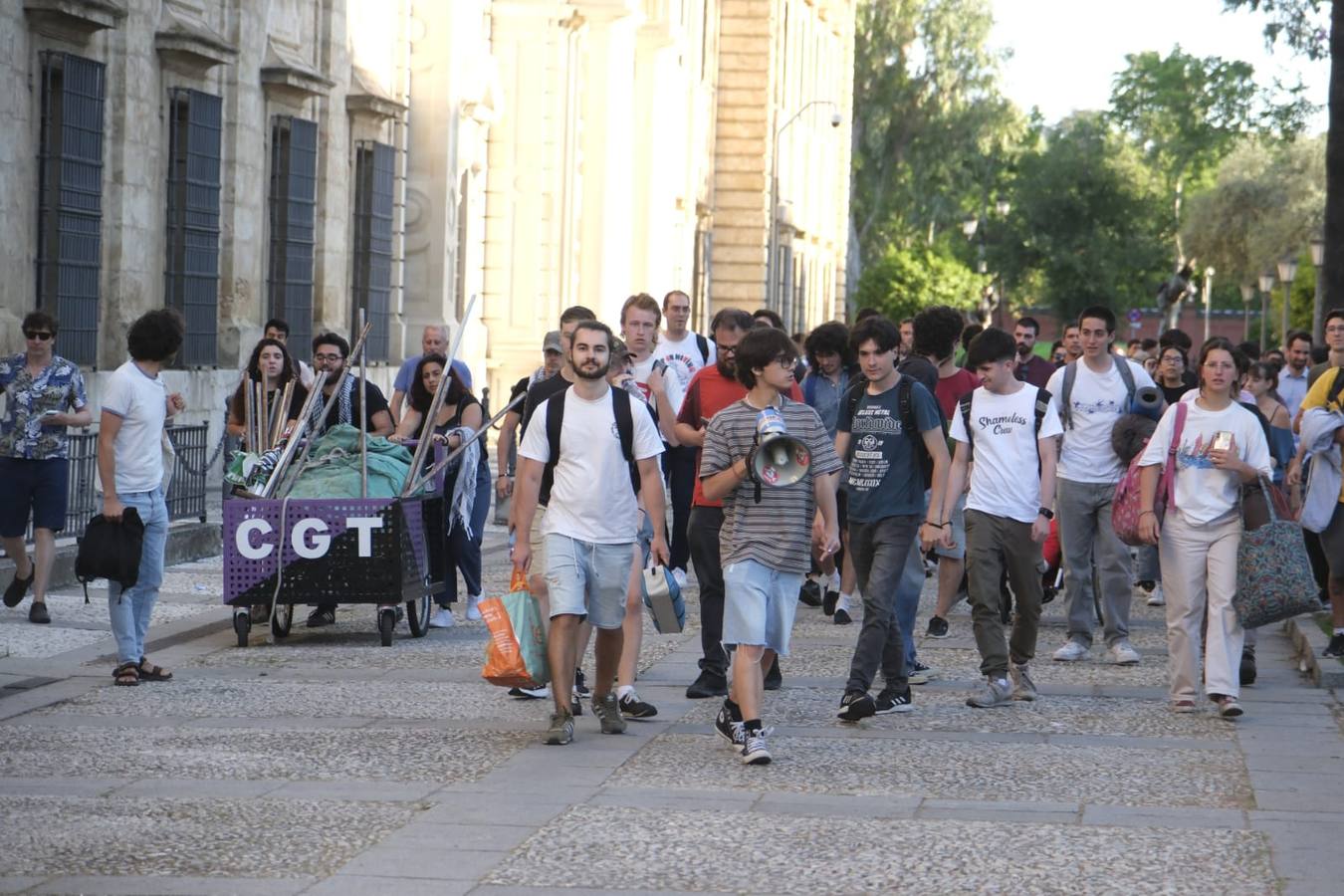 Los estudiantes han desplegado la bandera de Palestina y han intentado quitar las vallas que ha instalado la Universidad