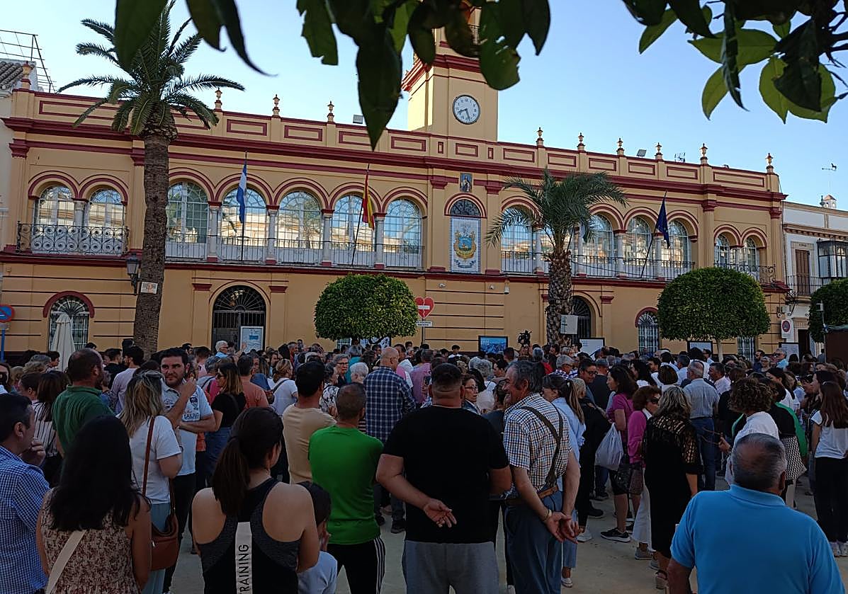 Vecinos de Arahal se han concentrado en la plaza de la Corredera