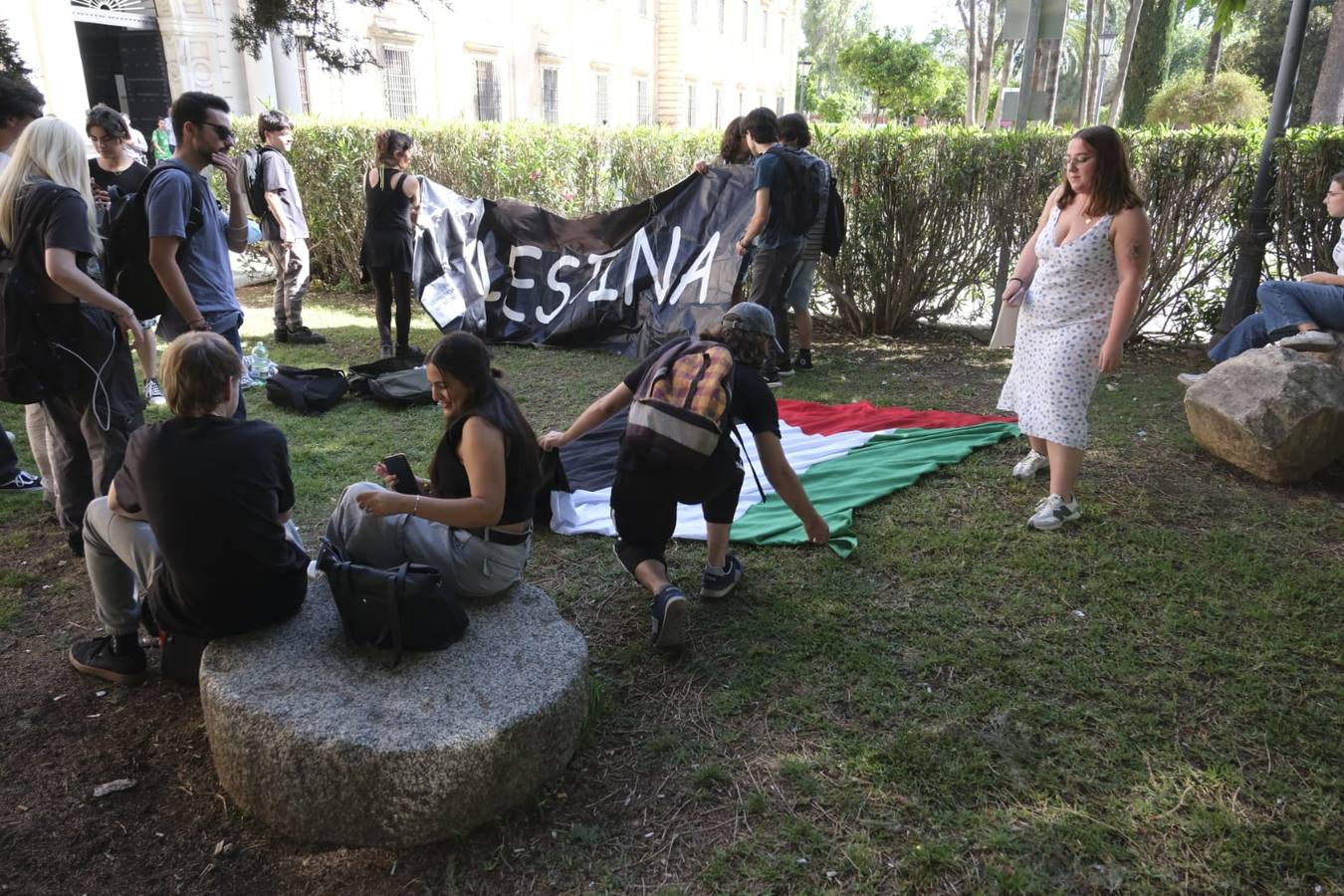 Los estudiantes han desplegado la bandera de Palestina y han emitido un comunicado para que pare el ataque de Israel