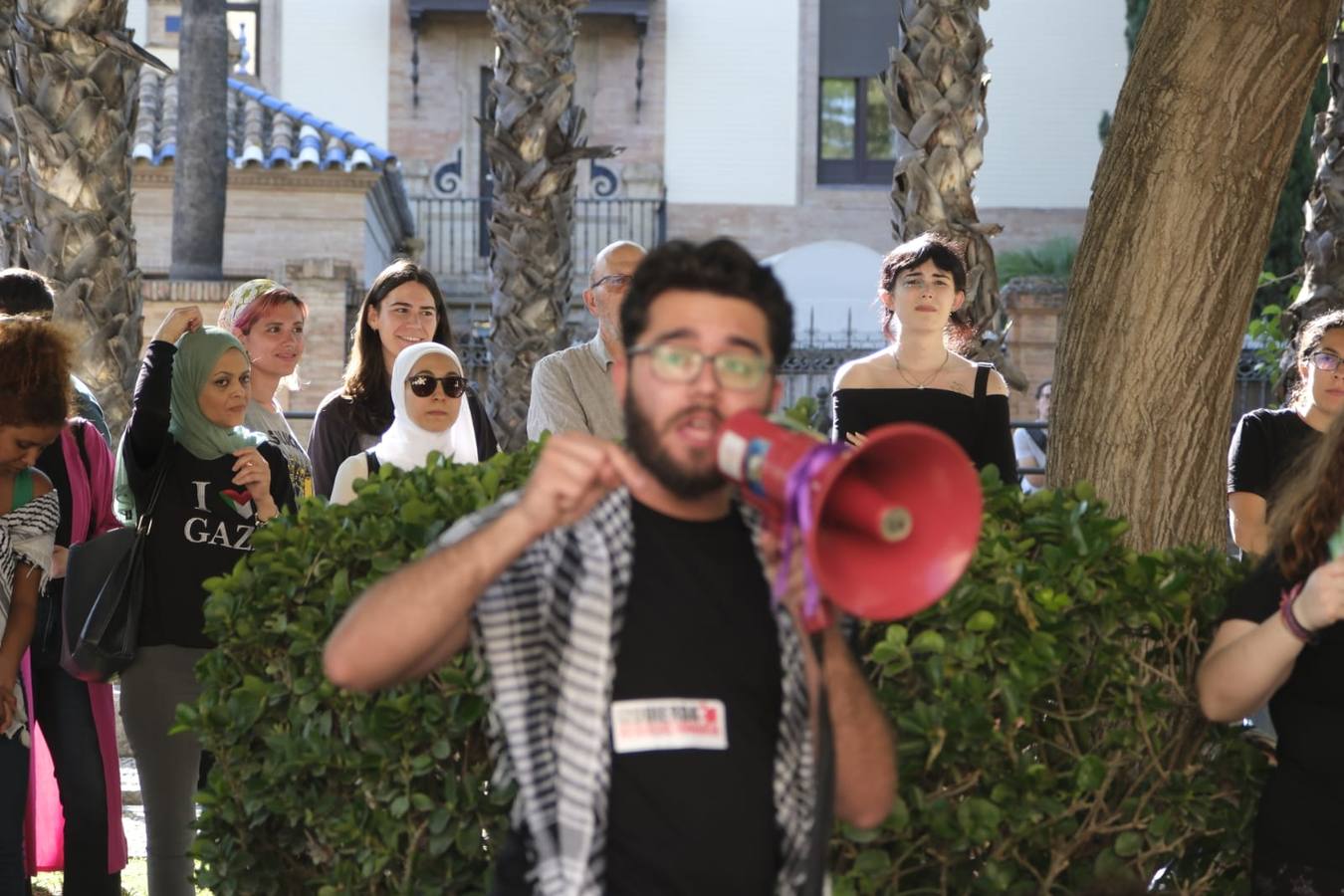 Los estudiantes han desplegado la bandera de Palestina y han emitido un comunicado para que pare el ataque de Israel