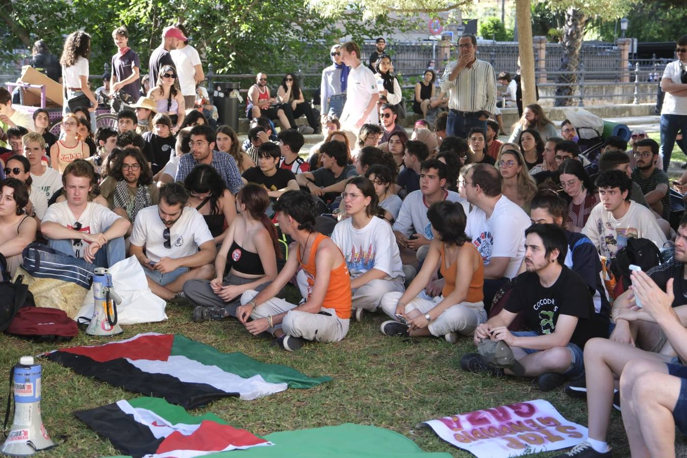 Los estudiantes han desplegado la bandera de Palestina y han emitido un comunicado para que pare el ataque de Israel