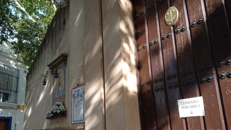 El cartel de 'Cerrado por obra' en la capilla del Carmen de Calatrava