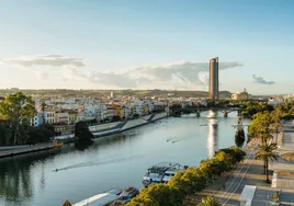 El río Guadalquivir a su paso por Sevilla suele tener embarcaciones transitando sus aguas