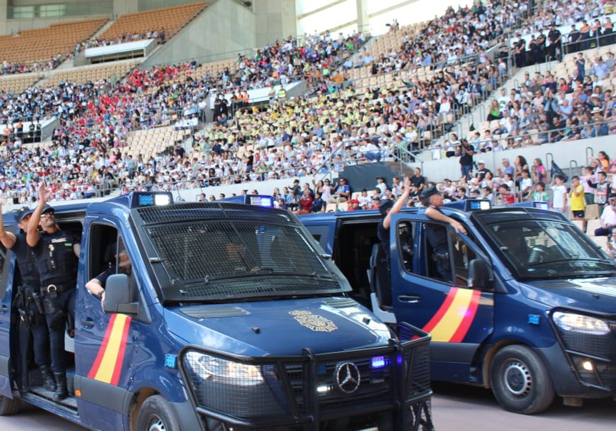 Imagen de varios policías en el estadio sevillano