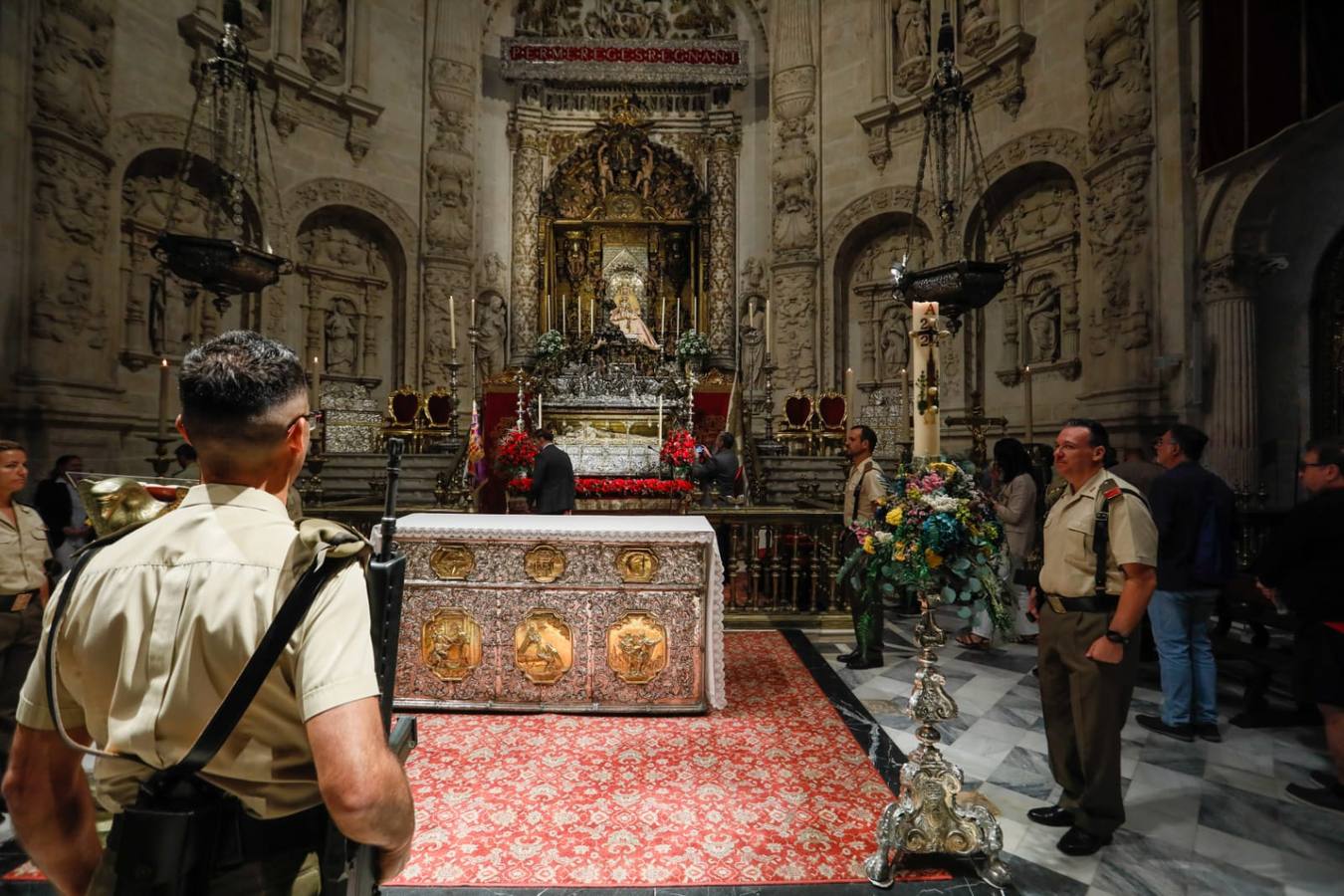 Muchos sevillanos han acudido a ver los restos de Fernando III, el santo, figura clave de la cristiandad en la capital hispalense