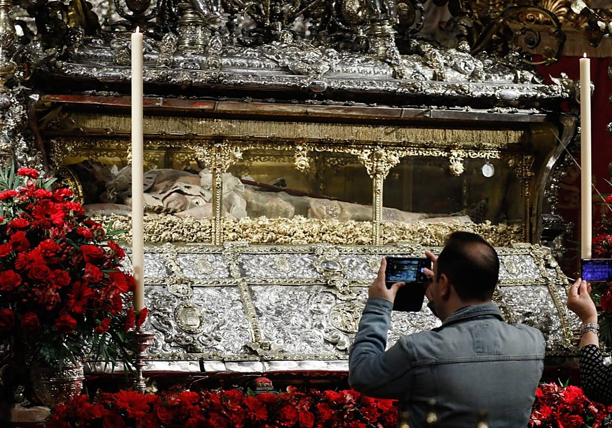 Muchos sevillanos han acudido a ver los restos de Fernando III, el santo, figura clave de la cristiandad en la capital hispalense