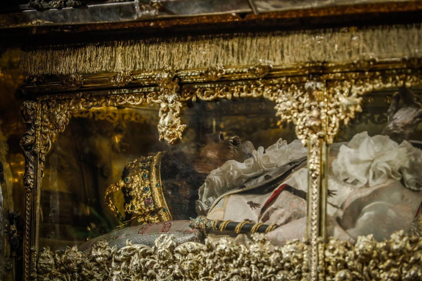 Muchos sevillanos han acudido a ver los restos de Fernando III, el santo, figura clave de la cristiandad en la capital hispalense