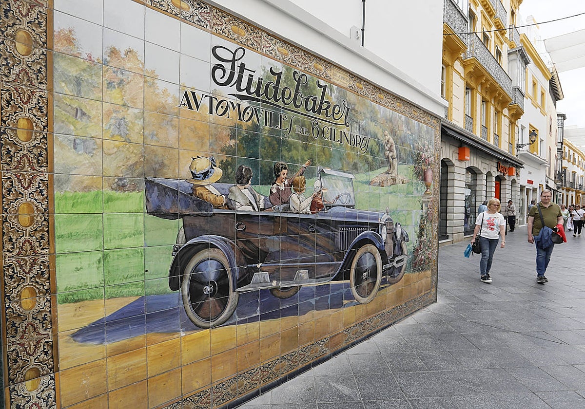 El azulejo fue pintado por el ceramista Enrique Orce en el taller de Ramos Rejano en 1924
