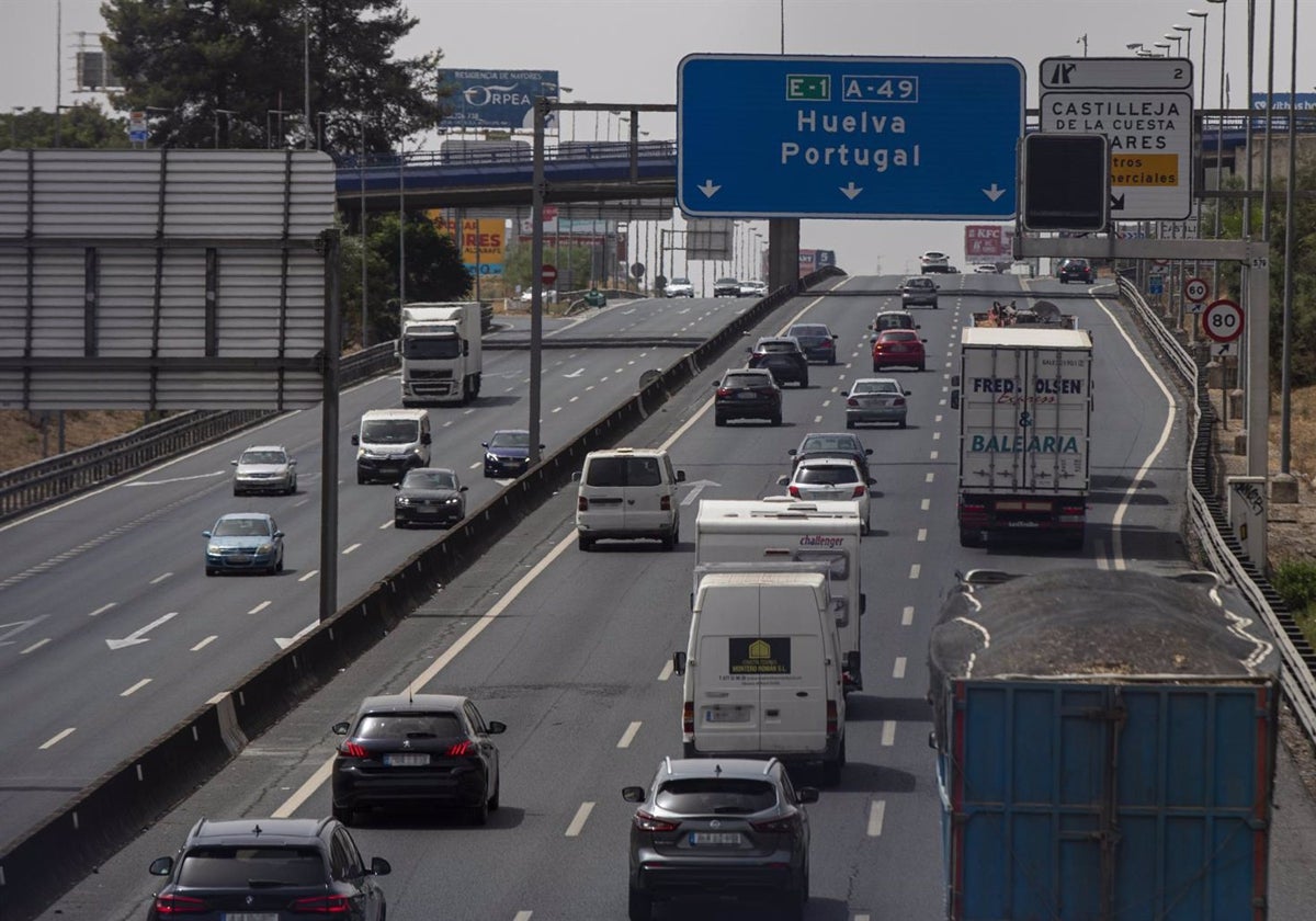 Varios vehículos circulan por la autovía A-49 sentido a Huelva