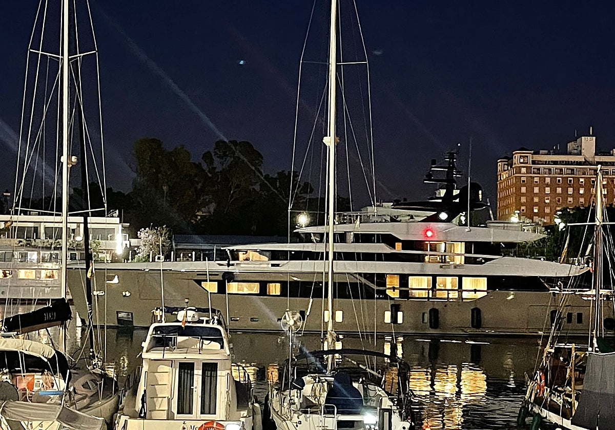 El yate Phoenician en el Puerto de Sevilla