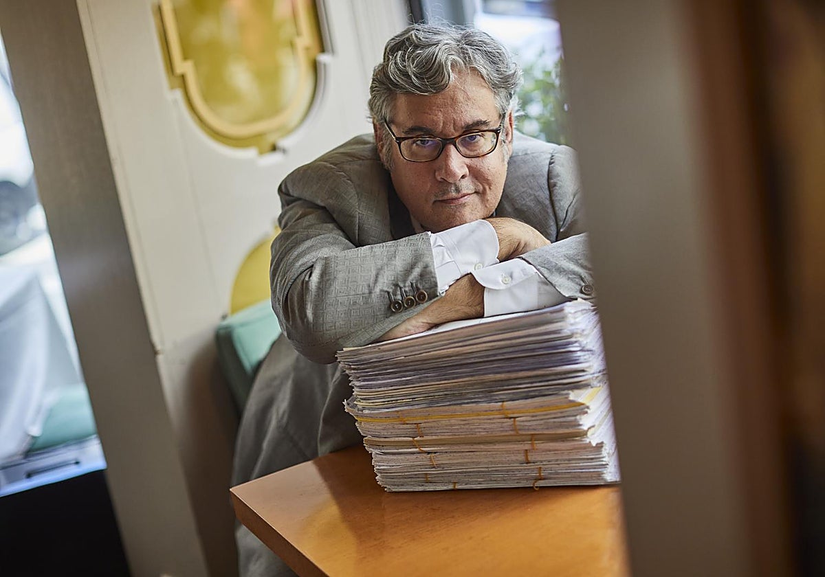 Juan Manuel de Prada con el manuscrito de 'Mil ojos esconde la noche'