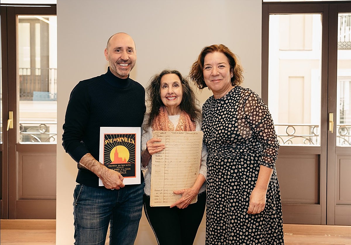 Javier Menéndez, Eugenia Montero Padilla e Isamay Benavente el día que se entregó la partitura de 'Sol de Sevilla'