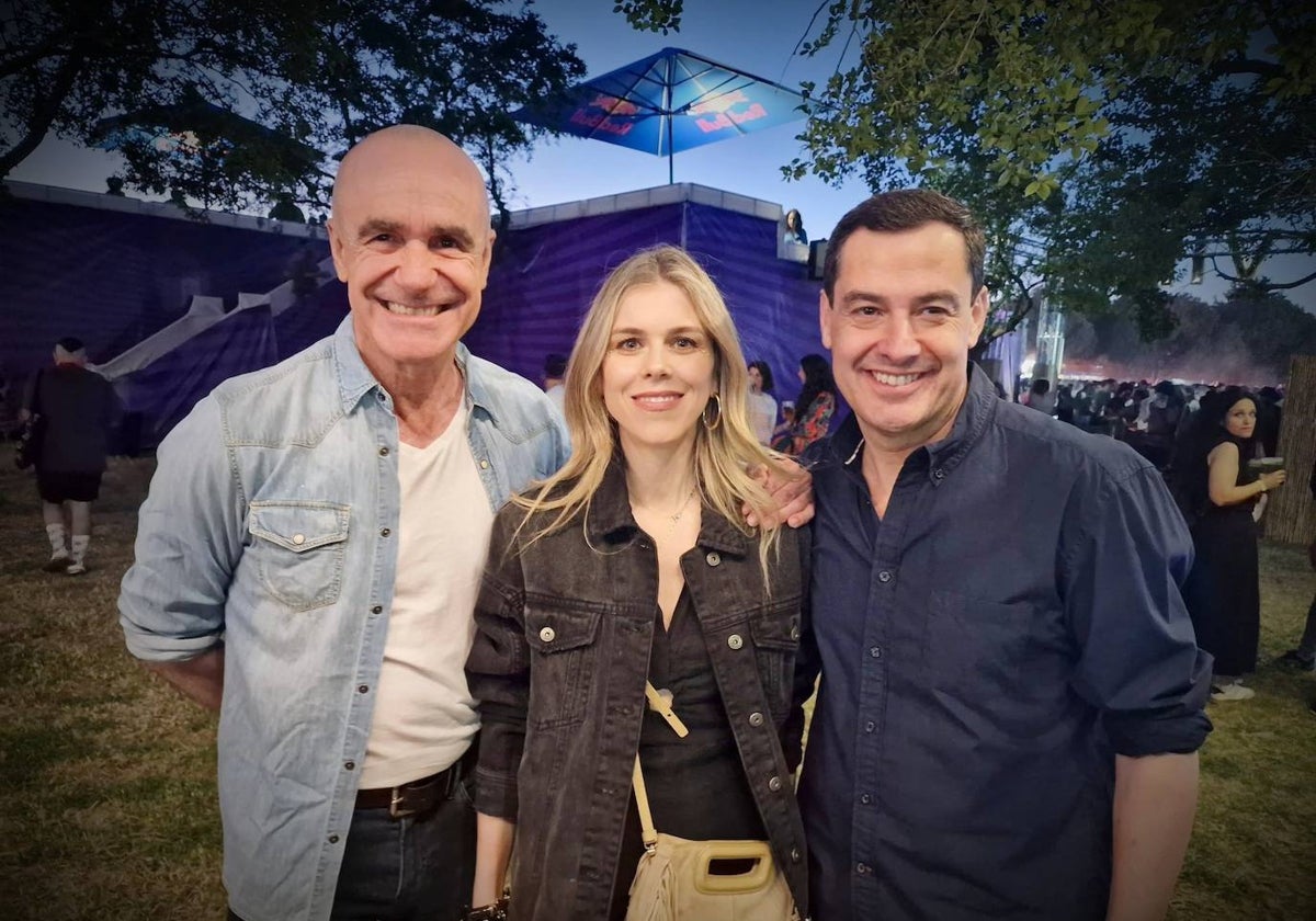 Imagen que subió Antonio Muñoz a las redes con Juanma Moreno y su mujer