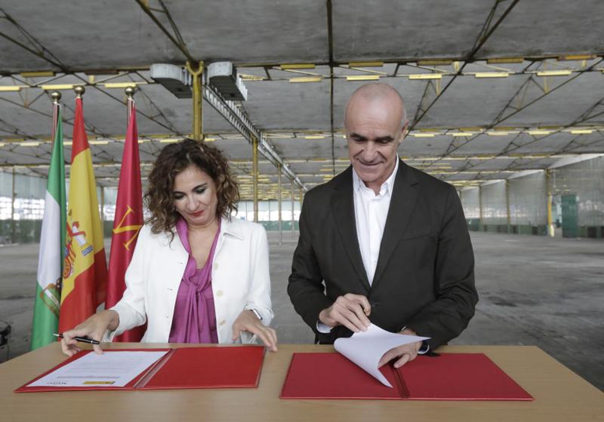 María Jesús Montero y Antonio Muñoz, durante la firma en noviembre de 2022 del convenio para el nuevo barrio de Hytasa