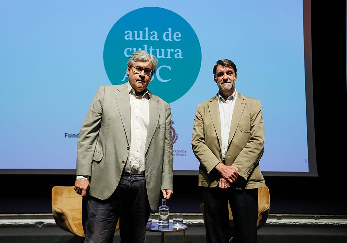 Juan Manuel de Prada y Javier Rubio antes del inicio del Aula de Cultura de ABC
