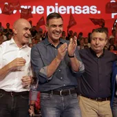 Juan Espadas, Antonio Muñoz, Pedro Sánchez y Javier Fernández, en una imagen de archivo de un mitin en Sevilla