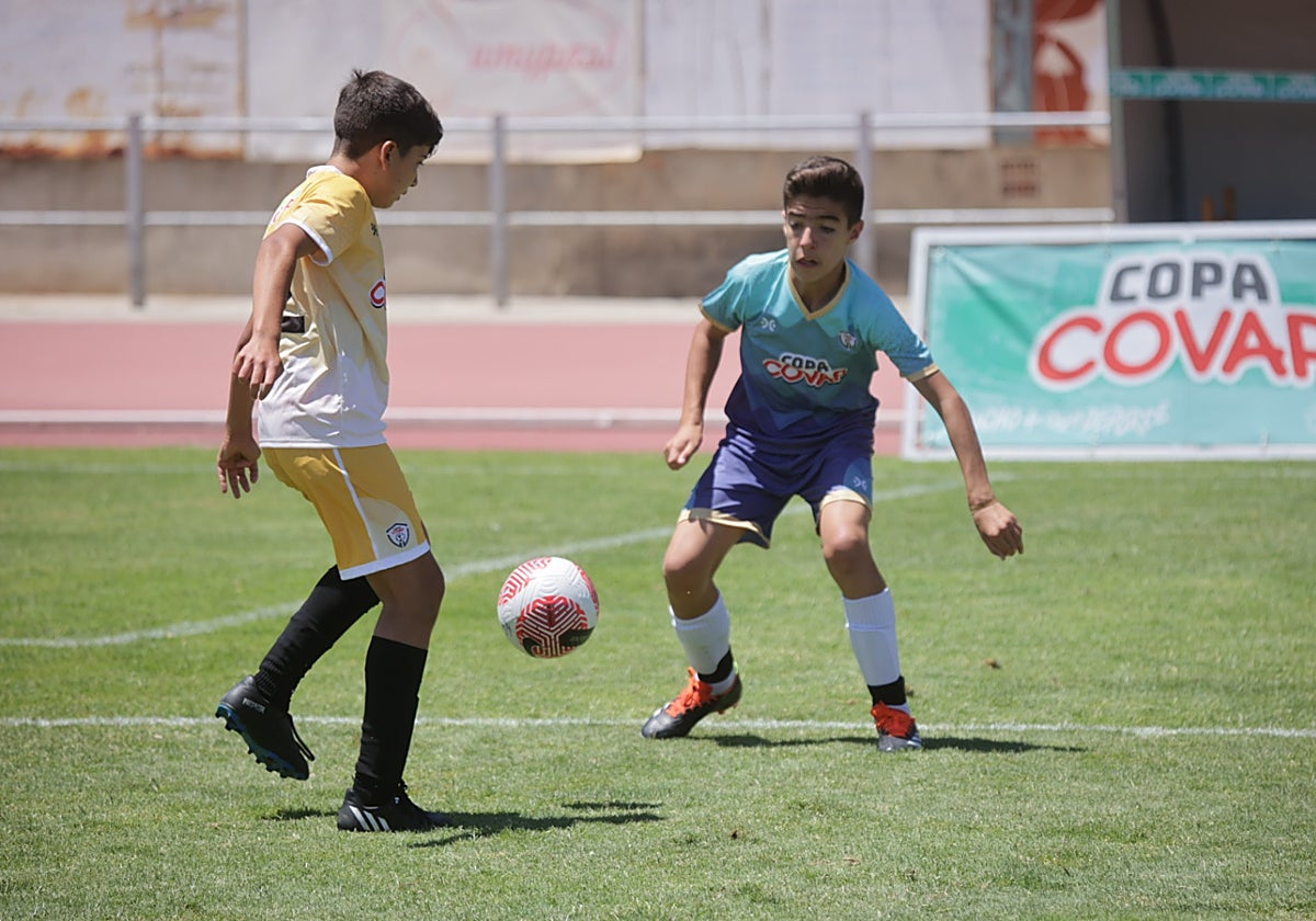 Niños jugando al fútbol
