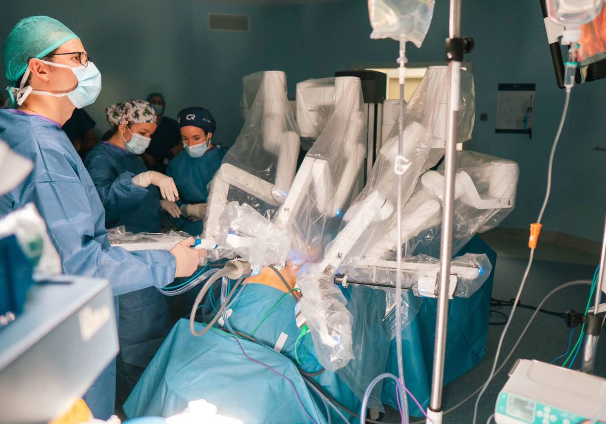Intervención quirúrgica con tecnología robótica Da Vinci en el Hospital Santa Ángela de la Cruz