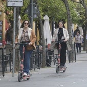 Ni aparcar en la acera, ni conducir a más de 15km/h: las prohibiciones del Ayuntamiento de Sevilla con los patinetes